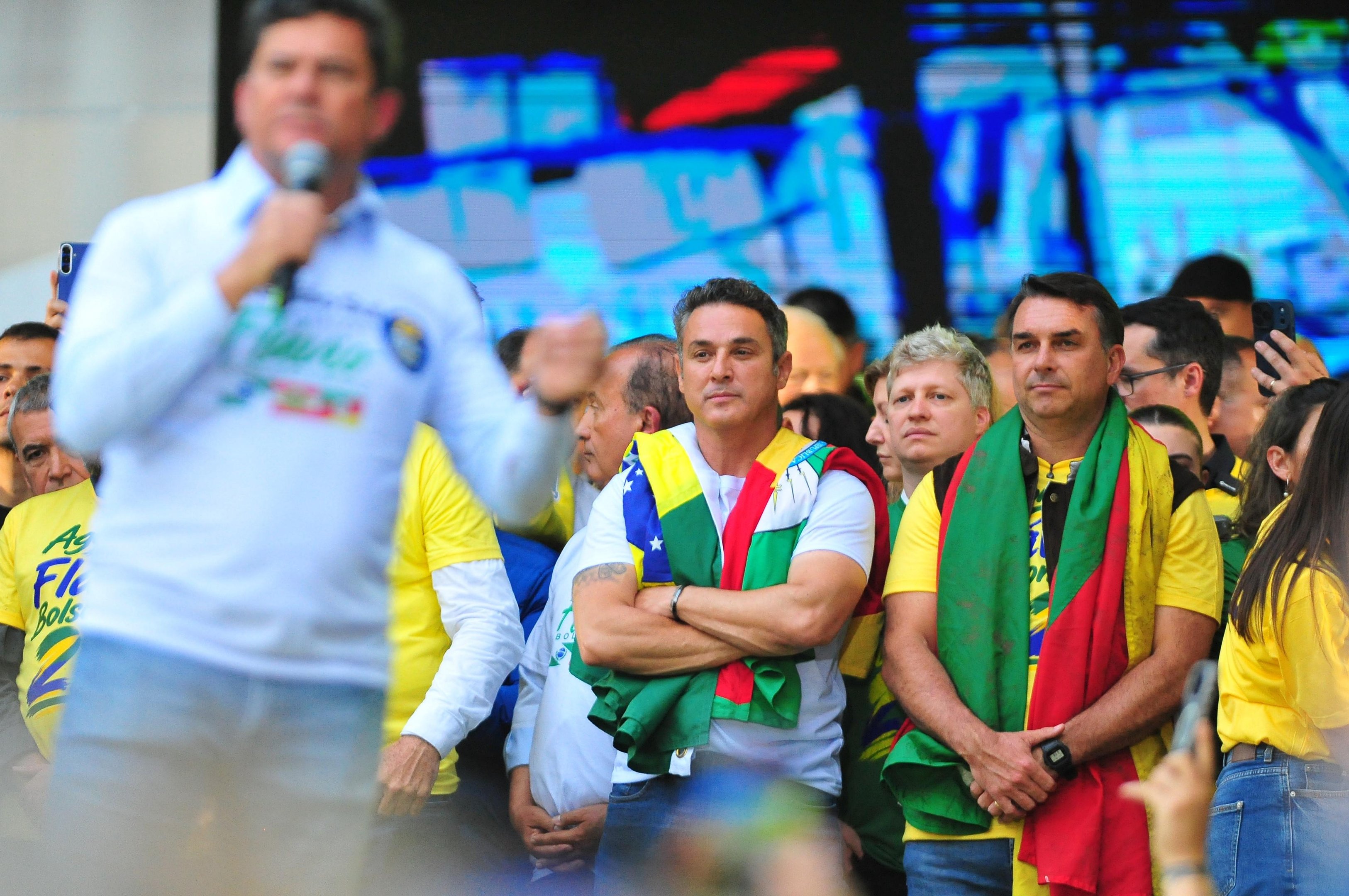 Governadores eleitos dos três estados do Sul vão acompanhar Flávio Bolsonaro em último debate