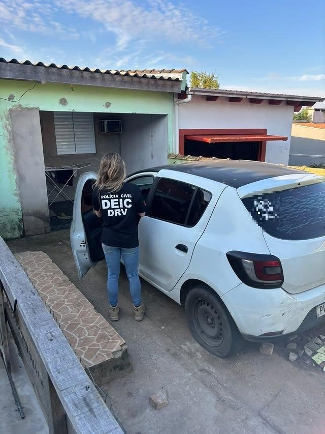 Casal é preso suspeito de simular roubo de carro para receber indenização em Porto Alegre