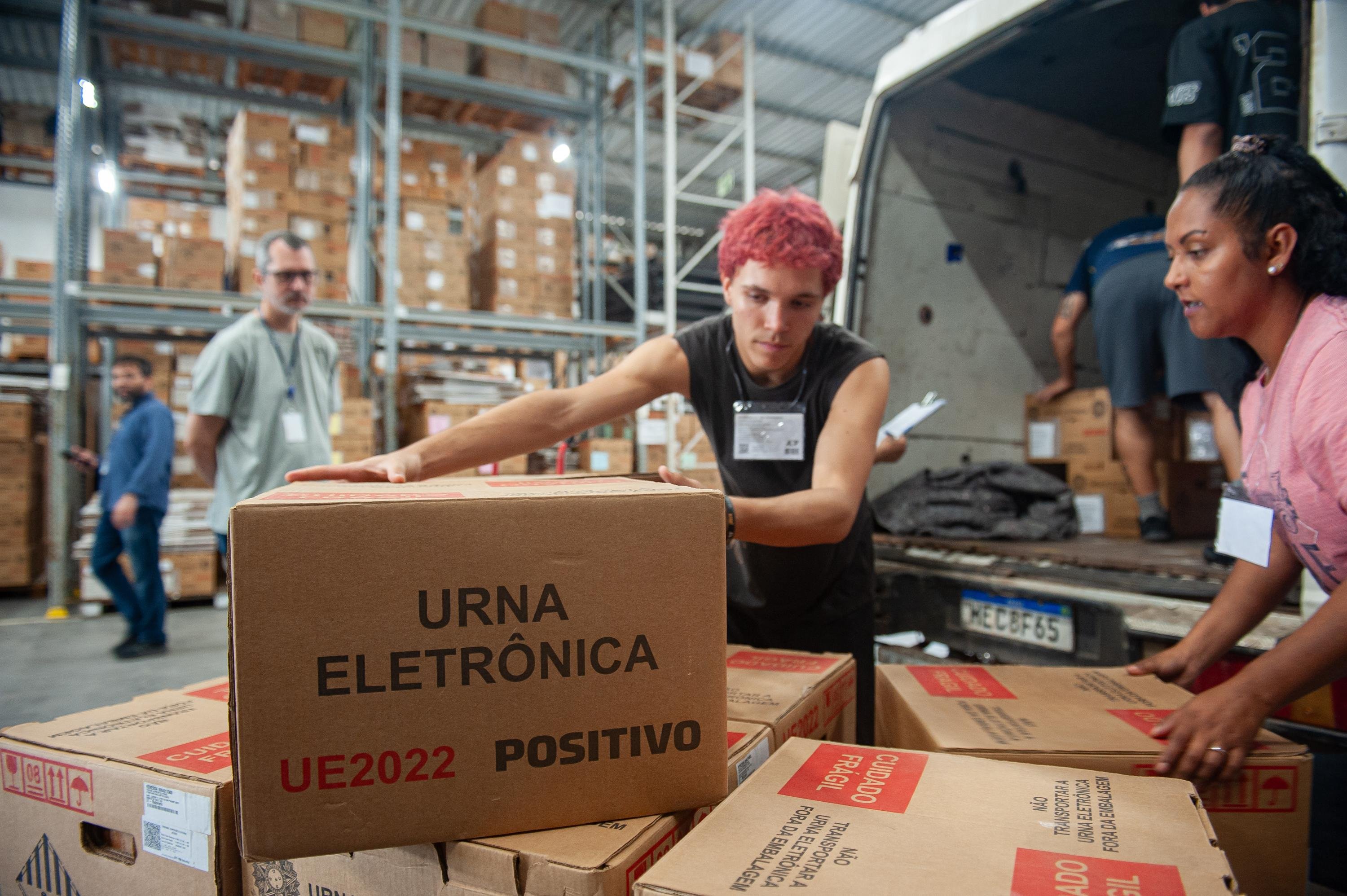 TRE começa a distribuir 30 mil urnas eletrônicas no Rio Grande do Sul