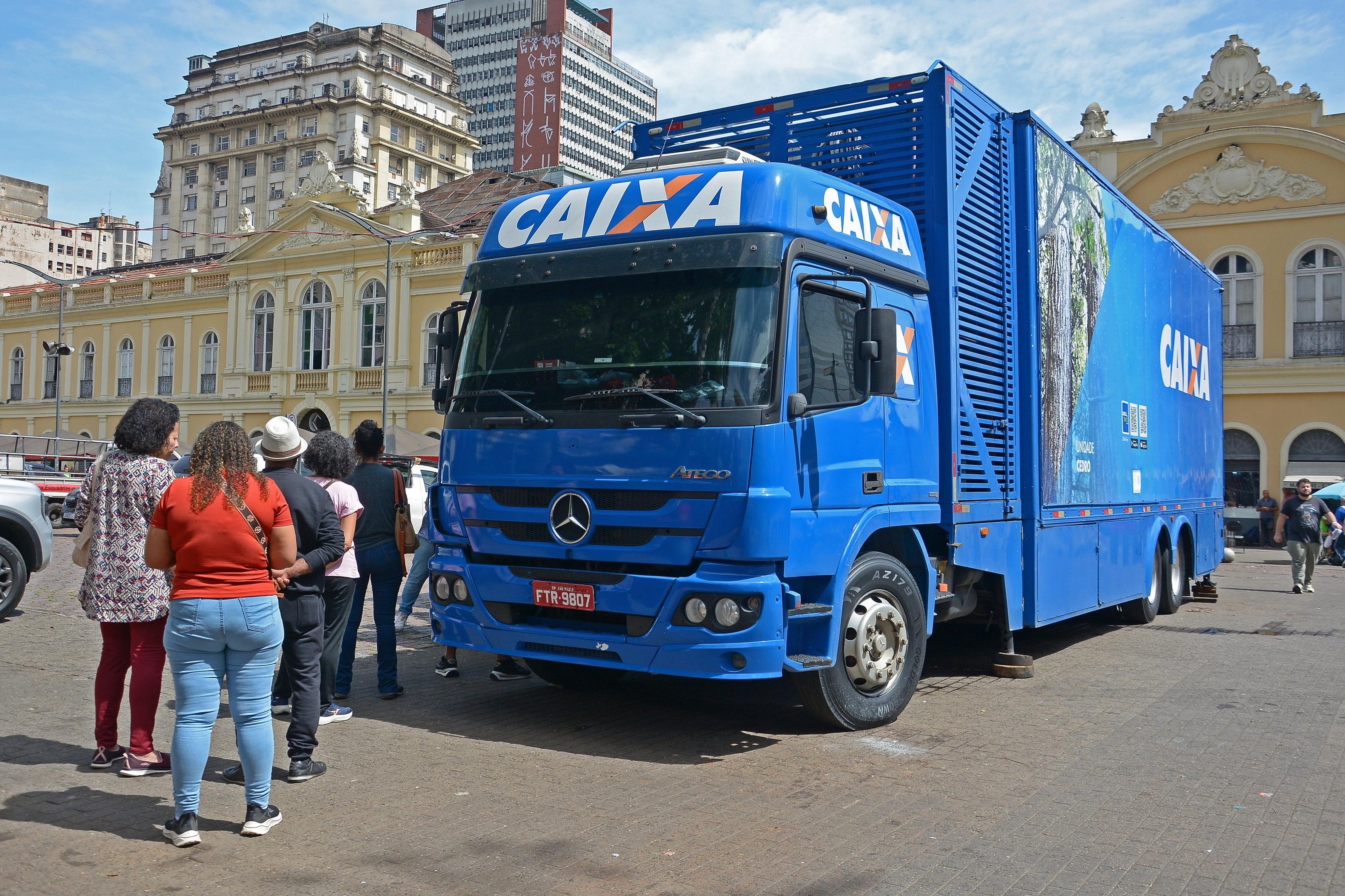 Caminhão da Caixa permanece no Largo Glênio Peres até a tarde desta sexta para renegociar dívidas