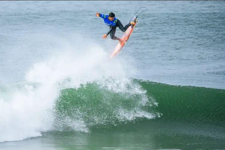 Ap&oacute;s quase 10 anos do t&iacute;tulo, Gabriel Medina remou mas n&atilde;o conseguiu o trof&eacute;u