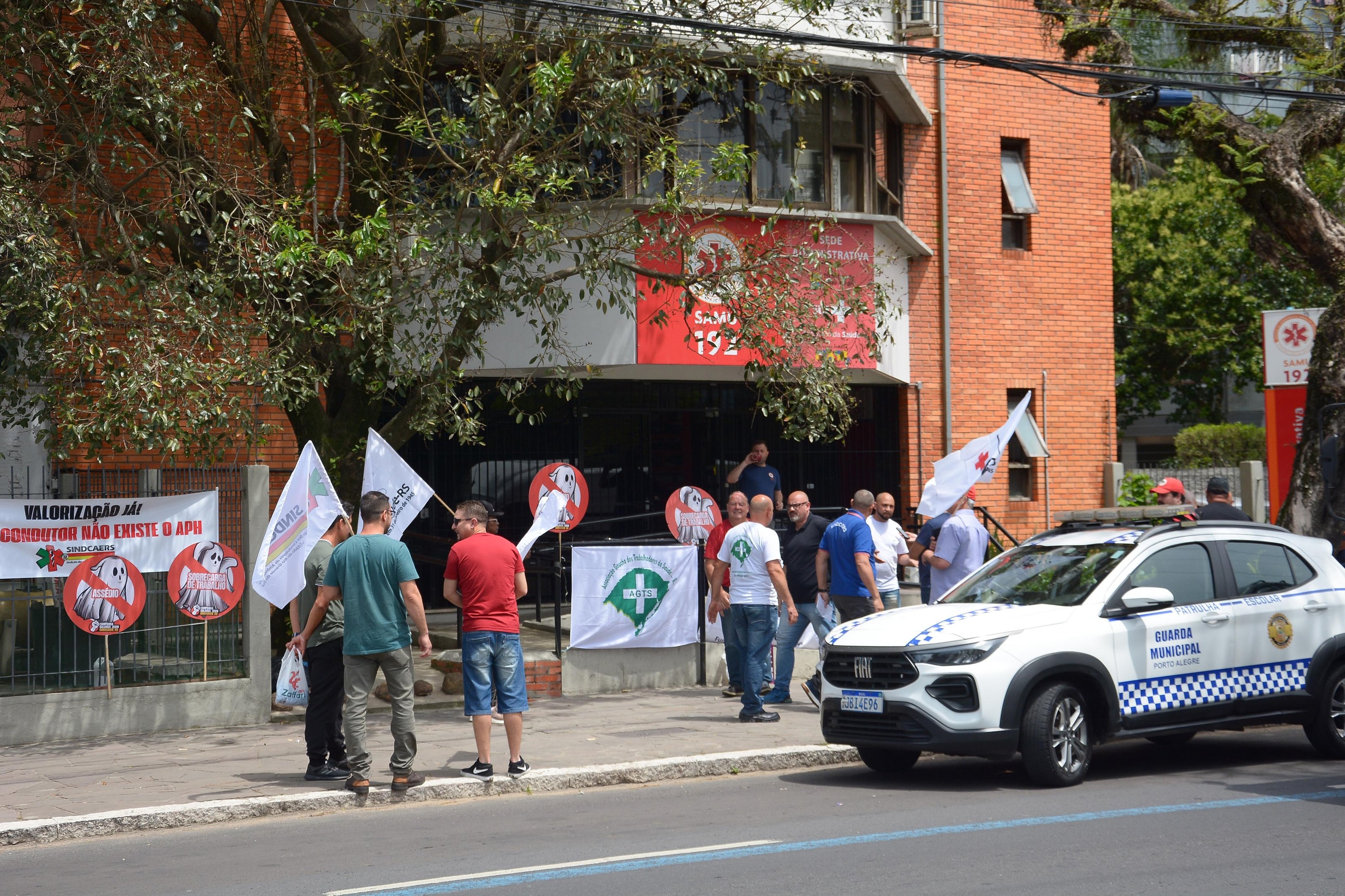 Condutores de ambulância protestam em Porto Alegre contra demissões e pedem valorização do Samu