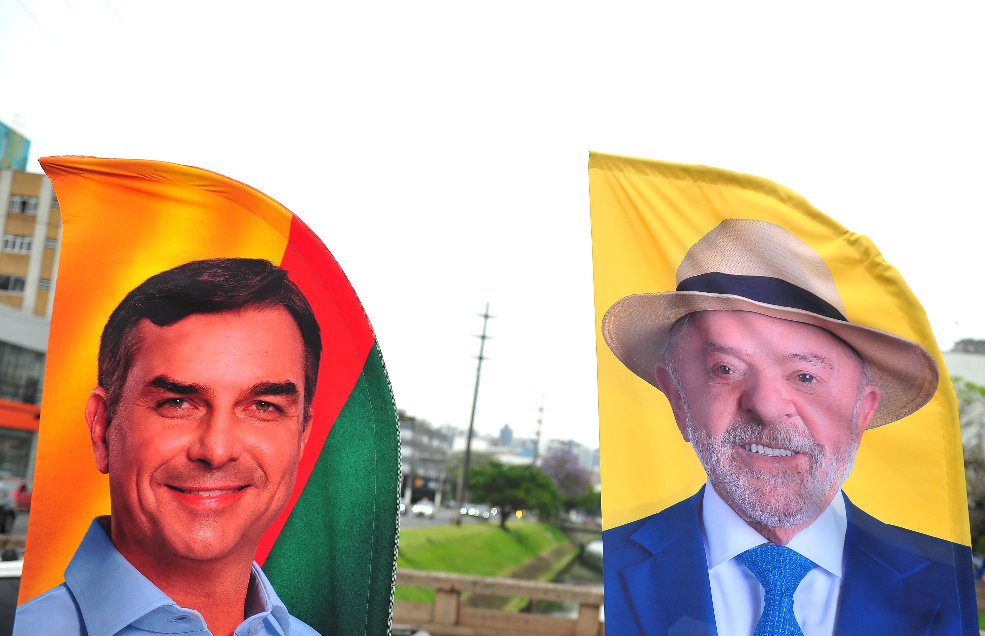 Último horário eleitoral tem ataques de Lula e mobilizações de Flávio Bolsonaro
