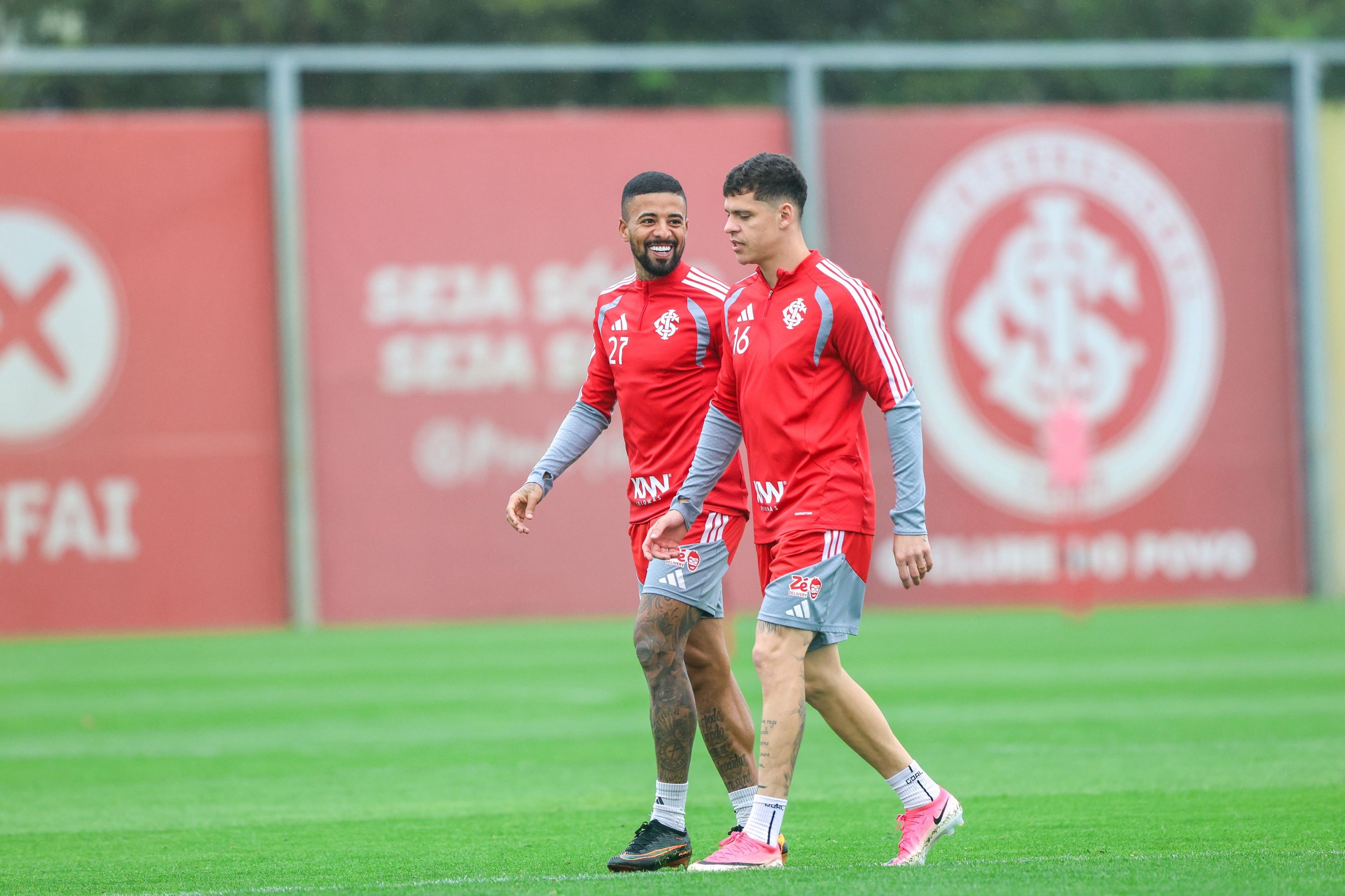 Ronaldo e Paulinho disputam uma posi&ccedil;&atilde;o no meio-campo do Inter