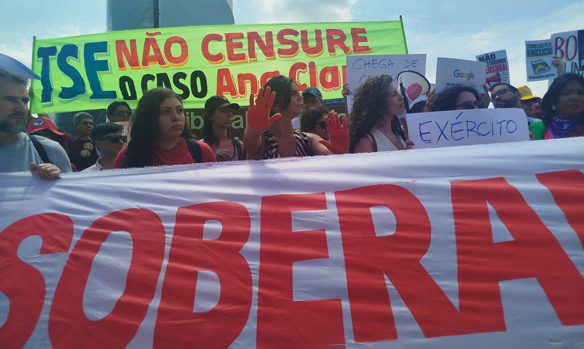 Ativistas protestam no TSE contra decisão de Mendonça no caso Ana Clara