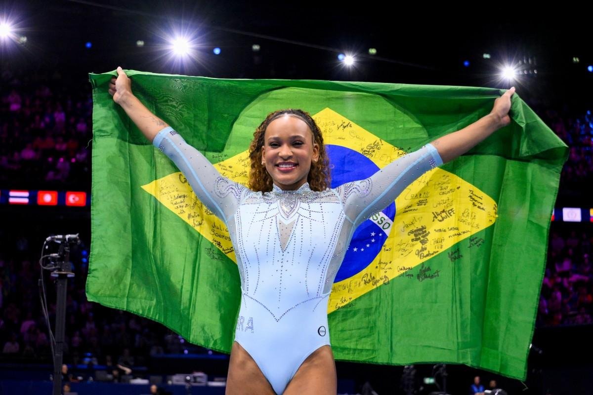 Rebeca Andrade &eacute; tricampe&atilde; mundial no salto