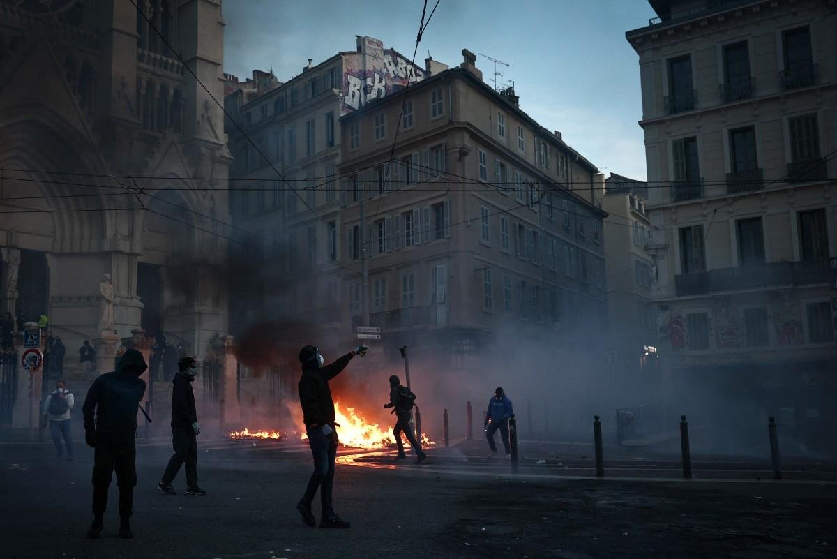 França tem novo dia de protestos com forte policiamento