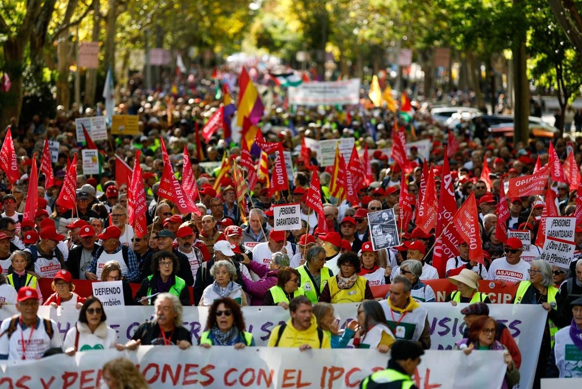 Milhares de pessoas protestam em Madri em defesa das aposentadorias