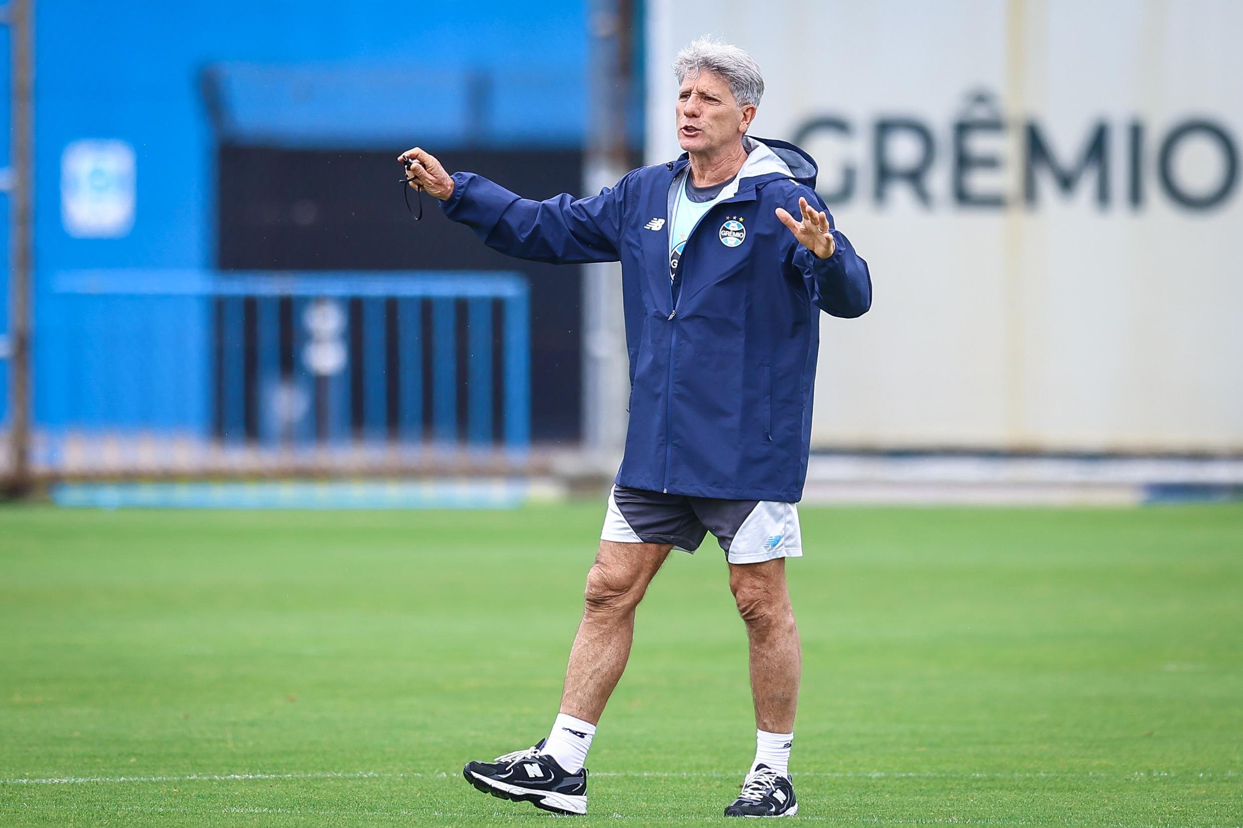 Tricolor realiza atividades t&aacute;ticas e trabalha jogadas de bola parada antes de viajar para Curitiba