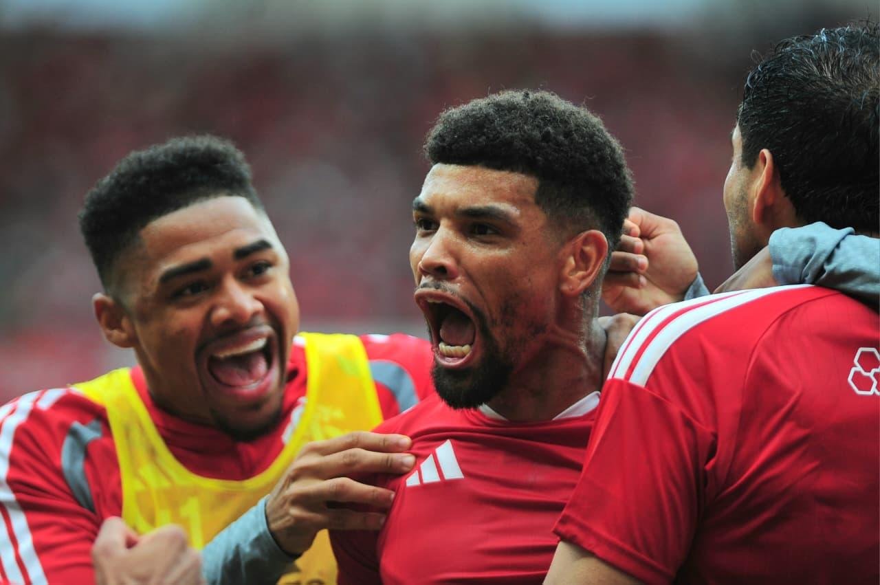 Juninho defendeu com efici&ecirc;ncia e ainda marcou um gol, o primeiro com a camisa colorada