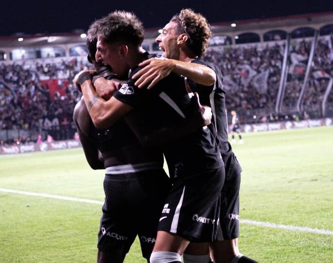 Jogadores do Vasco comemoram virada no final