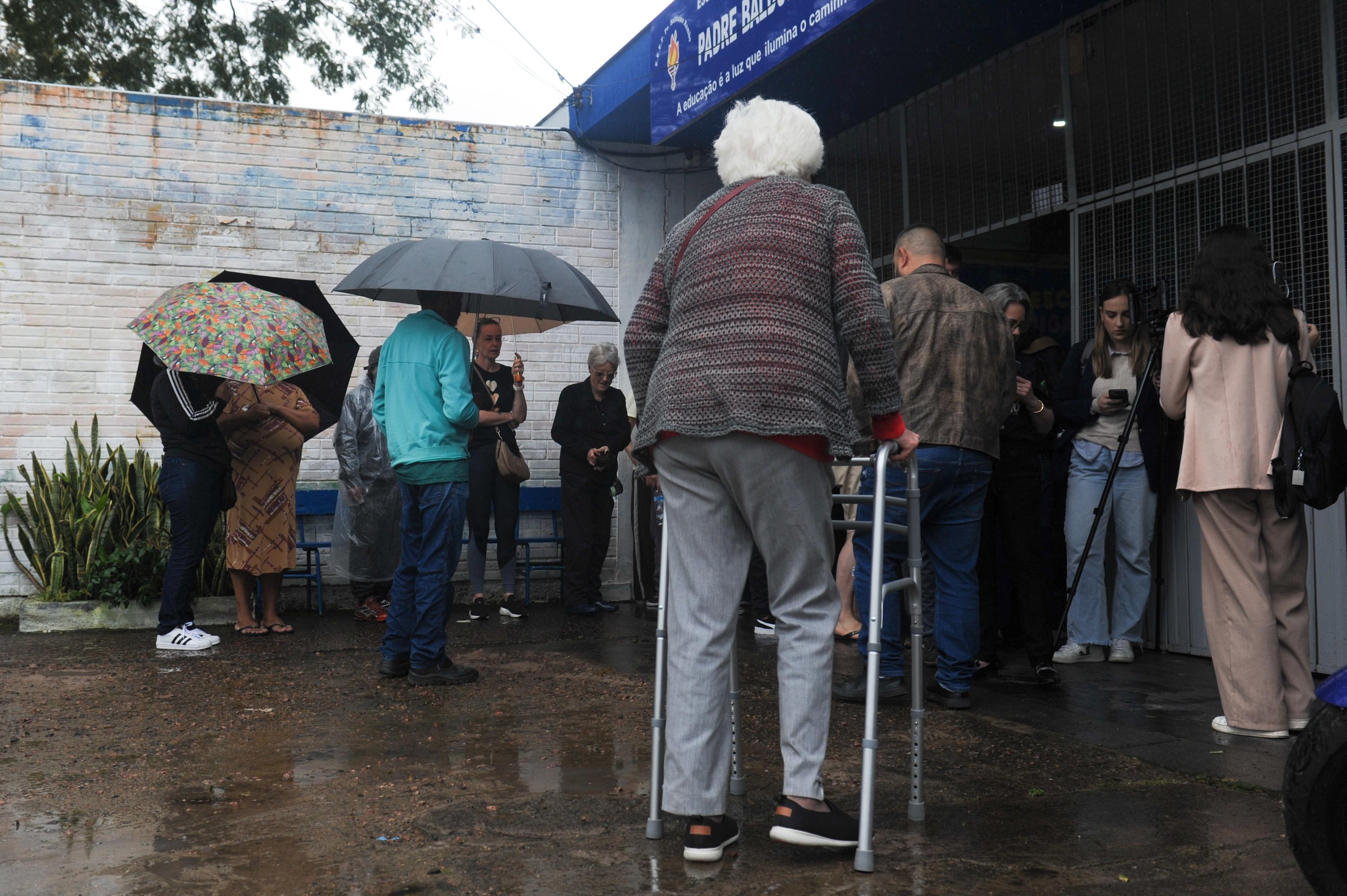 Eleitores votam em segundo turno das elei&ccedil;&otilde;es