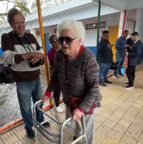 Eleitora de 90 anos usa andador para chegar cedo e votar em Porto Alegre 