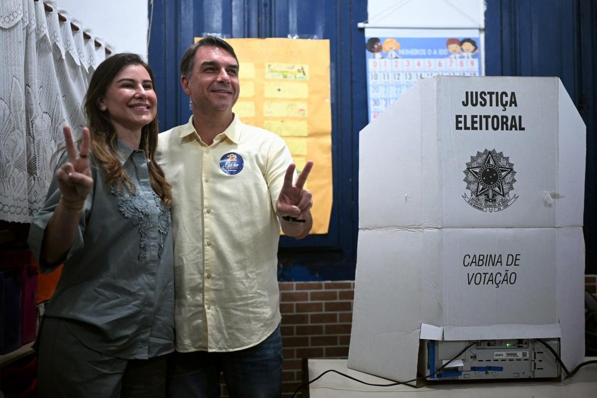 Candidato à presidência da República, Flávio Bolsonaro (PL) vota na zona norte do Rio