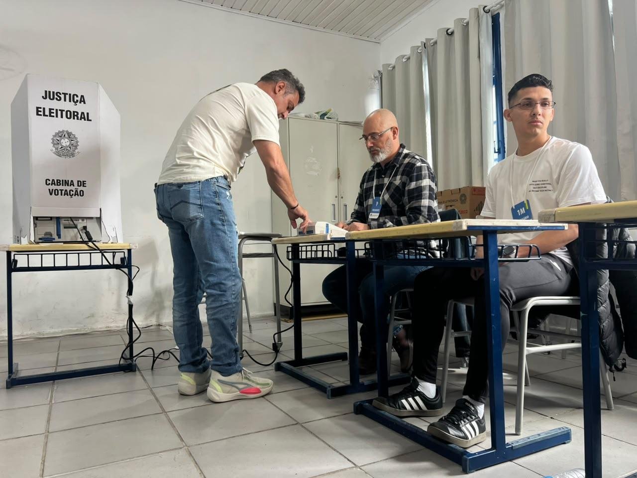Zucco vota e torce pelo fim da polarização no País 