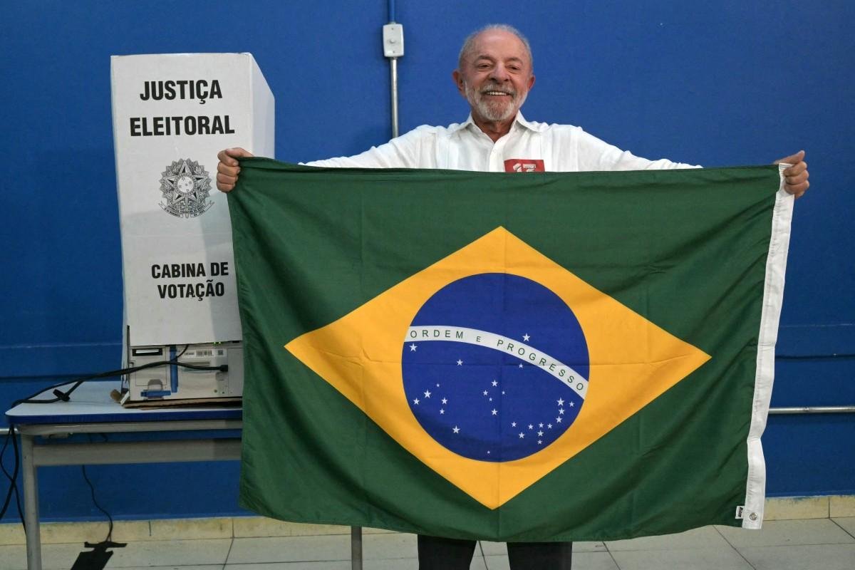 Lula vota em São Bernardo do Campo e agradece carinho de apoiadores no segundo turno 