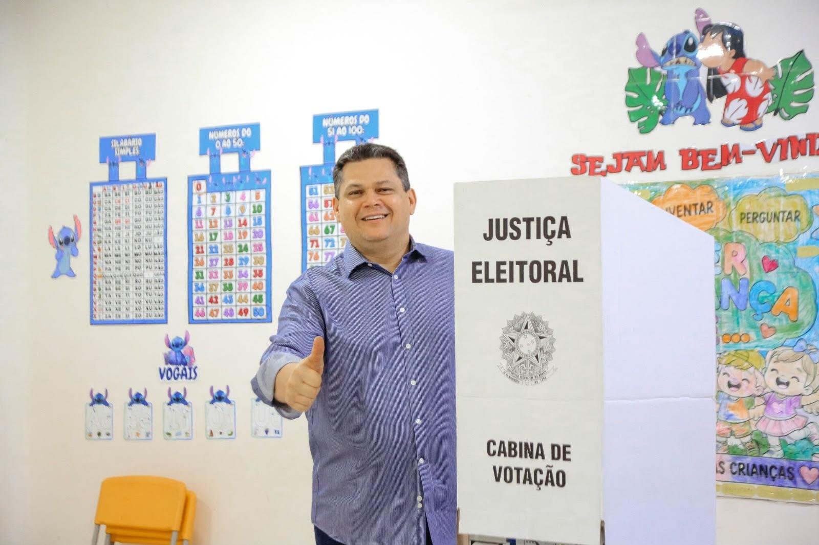 Davi Alcolumbre vota no Amapá e fala em liberdade de escolha e respeito