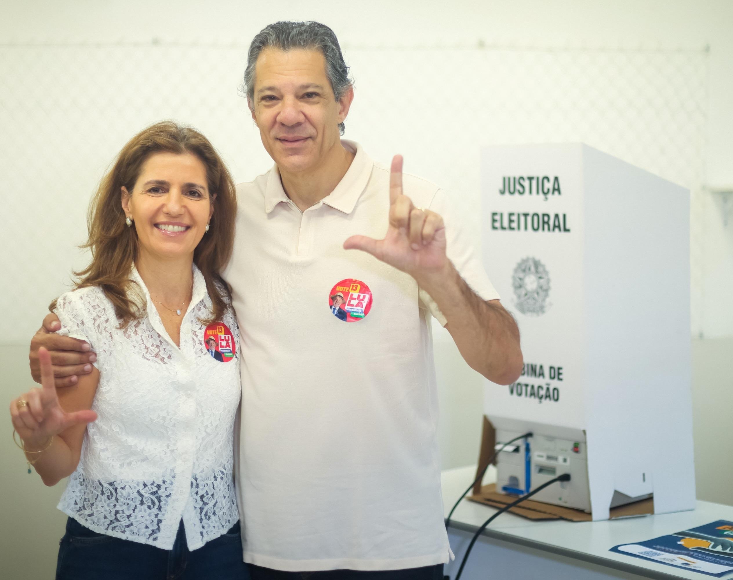 Haddad vota em SP e afirma que “clima excelente nas ruas” pode pesar a favor de Lula