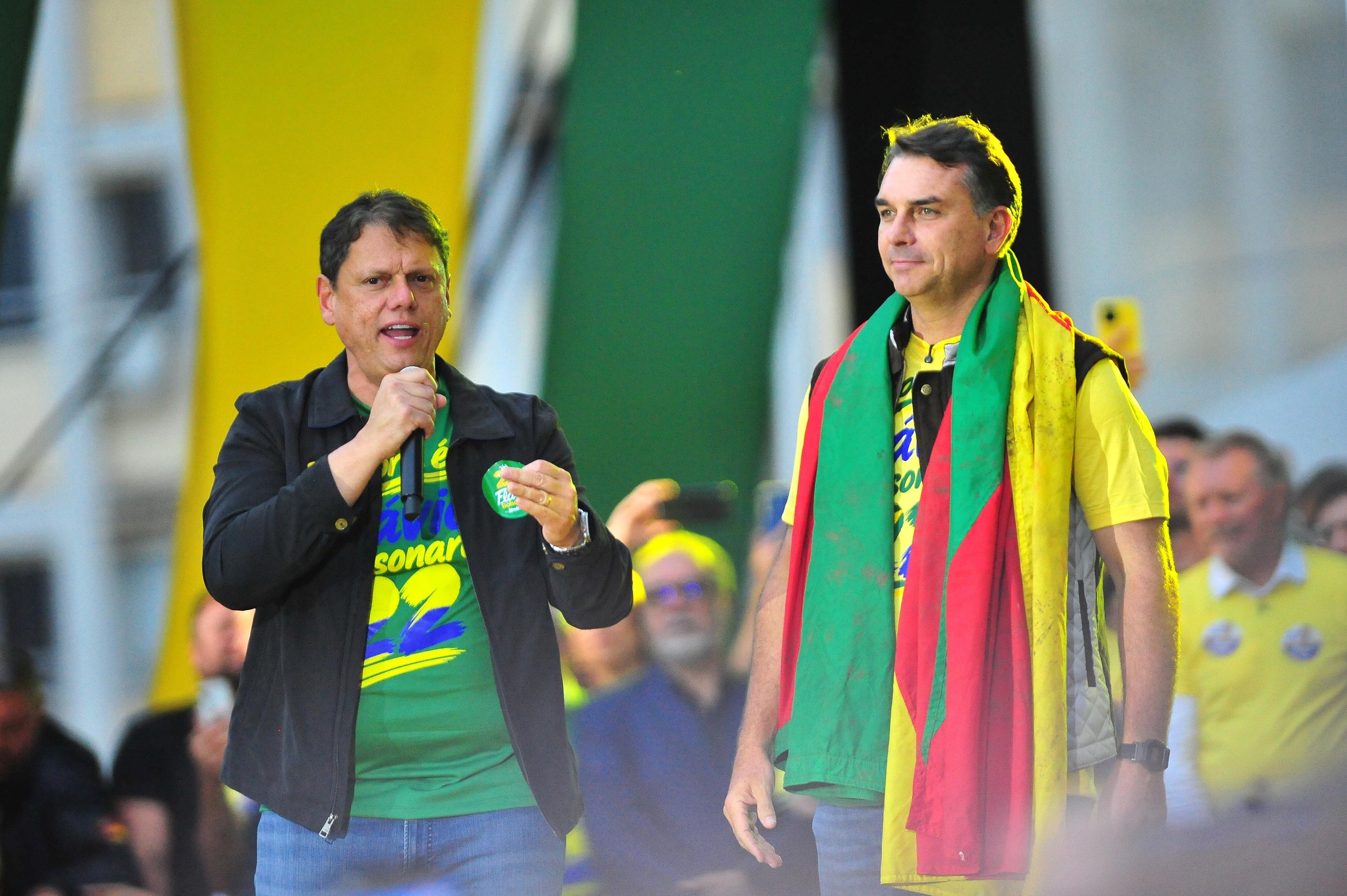 Tarcísio vota e diz estar confiante com vitória de Flávio