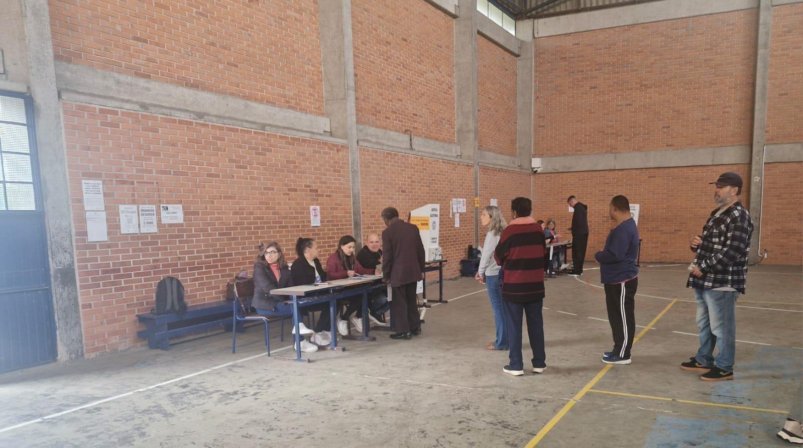 Movimentação intensa nos locais de votação em Pelotas