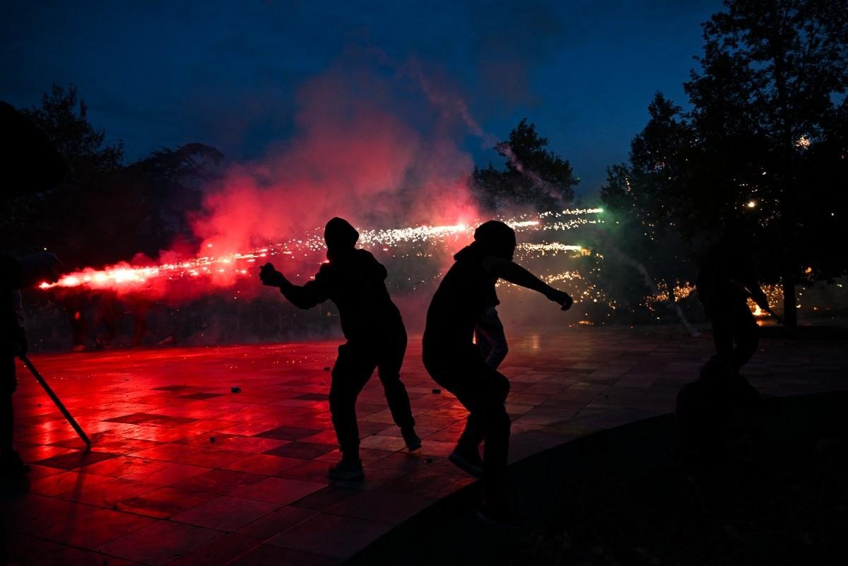 Acuado por protestos, premiê albanês ameaça multar manifestantes