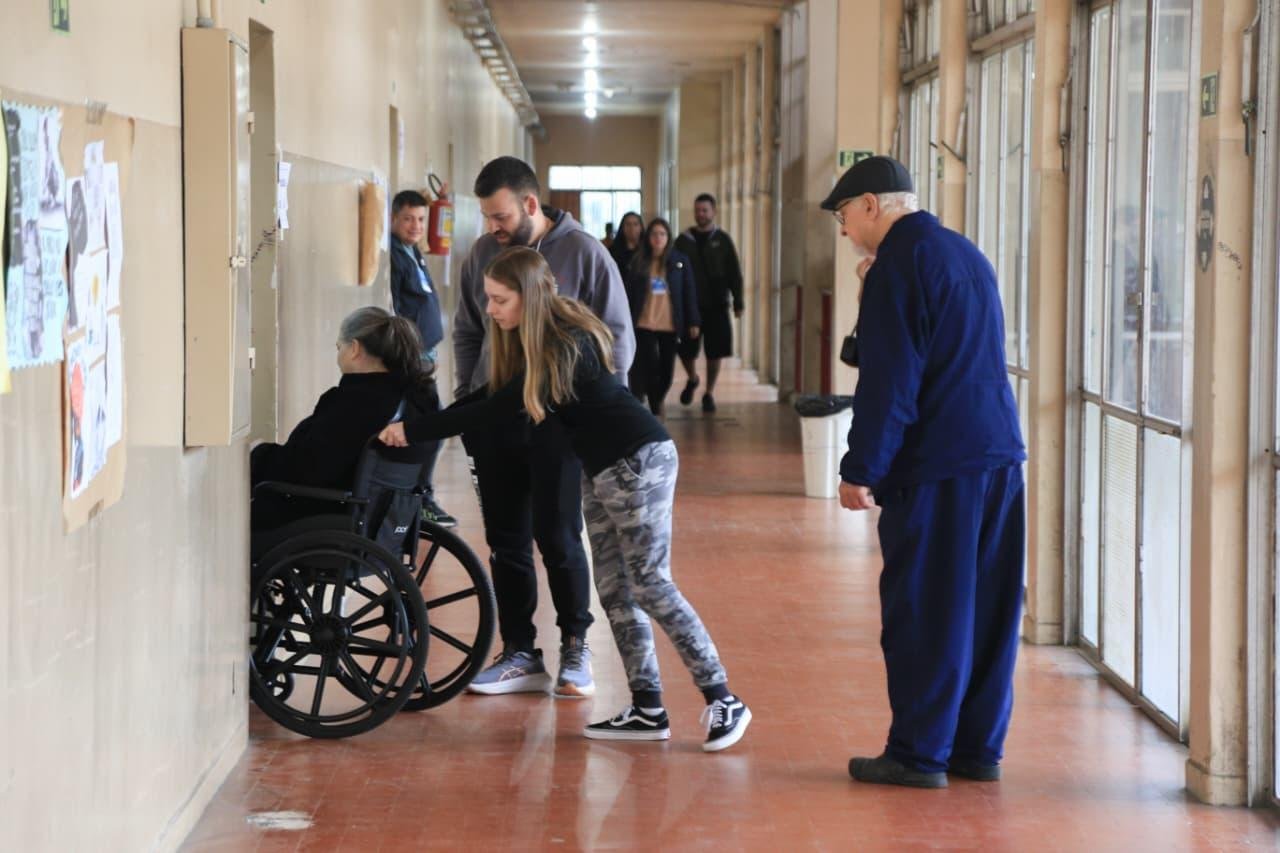 Últimos minutos de votação são de movimento moderado no Colégio Júlio de Castilhos