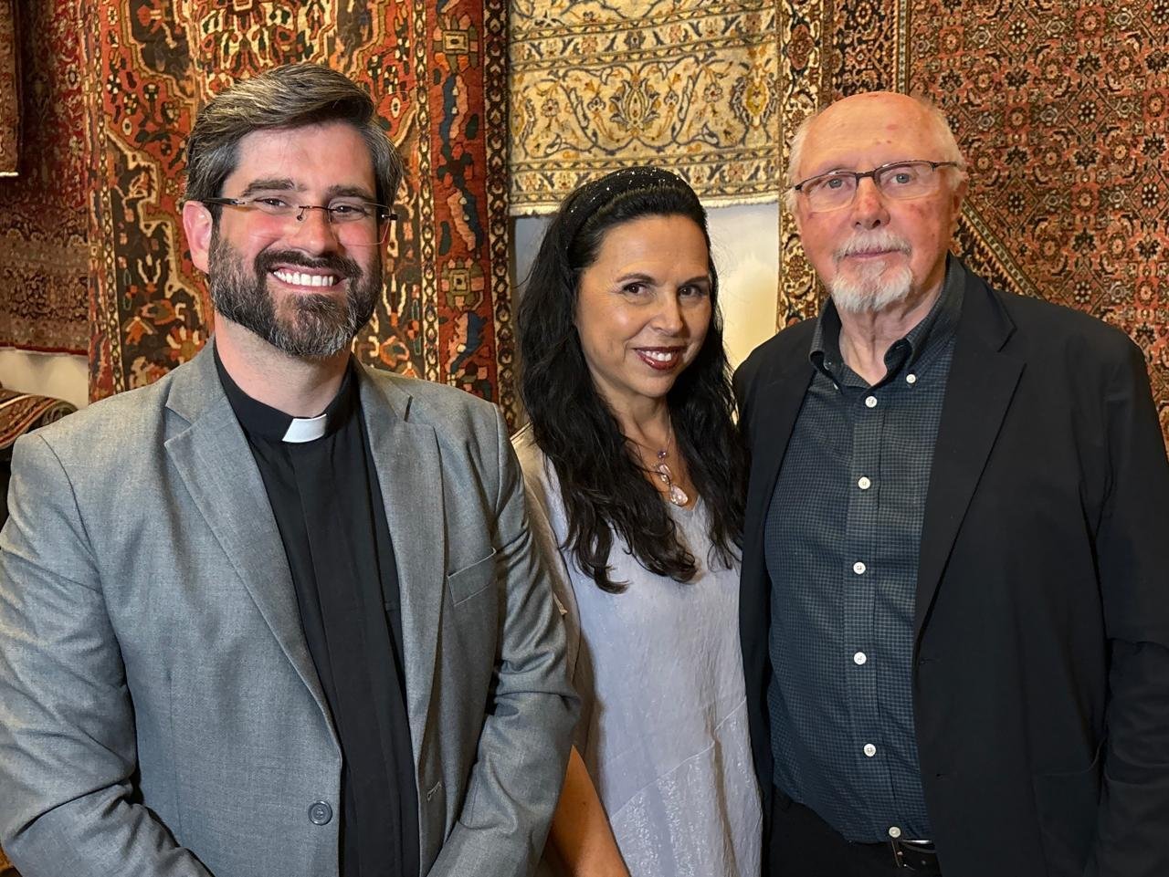 Lucas Matheus, com Lenira e Hugo Fleck, na noite do leil&atilde;o de arte na Expresso Oriente Gallery