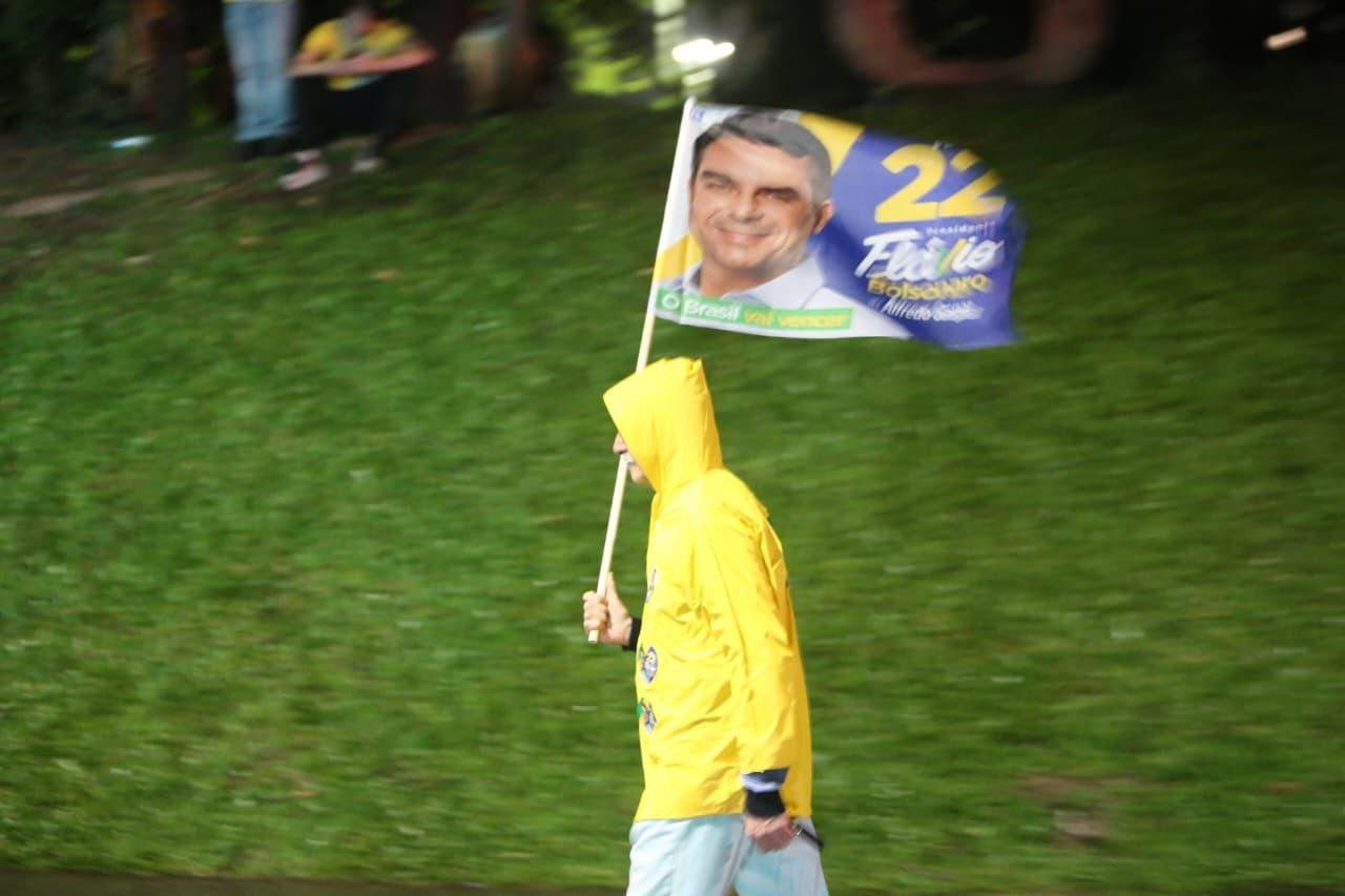 Fotos: apoiadores de Flávio Bolsonaro em Porto Alegre lamentam derrota