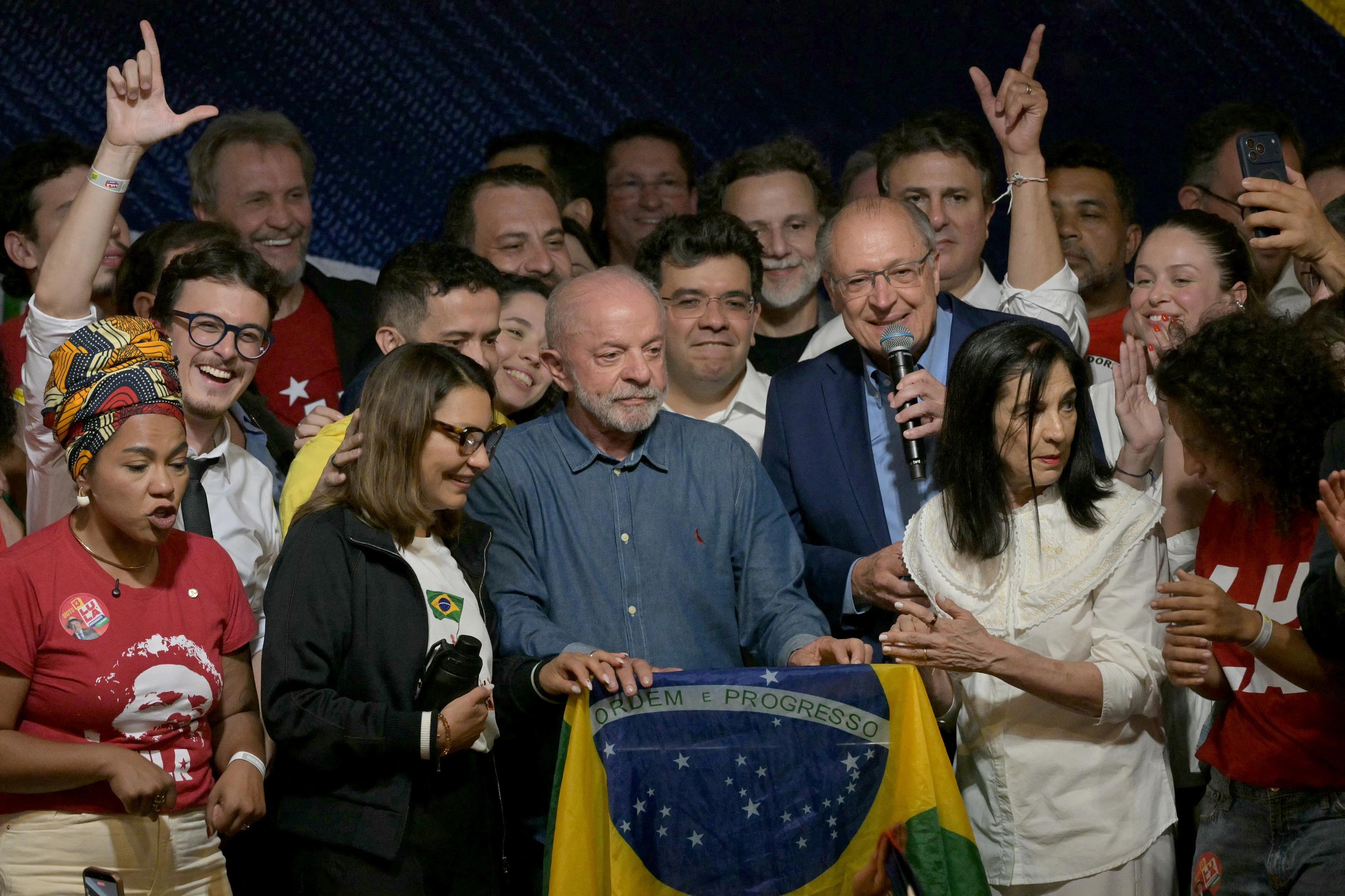 Lula derrota Fl&aacute;vio Bolsonaro no 2&deg; turno e &eacute; reeleito presidente do Brasil