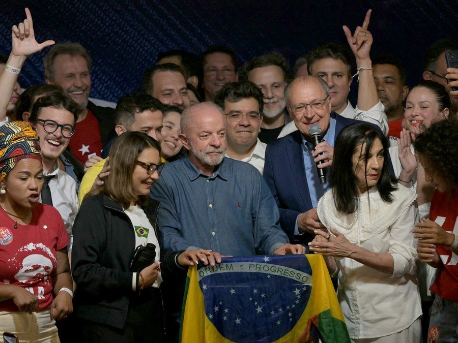 Lula derrota Flávio Bolsonaro no 2° turno e é reeleito presidente do Brasil Lula derrota Flávio Bolsonaro no 2° turno e é reeleito presidente do Brasil
