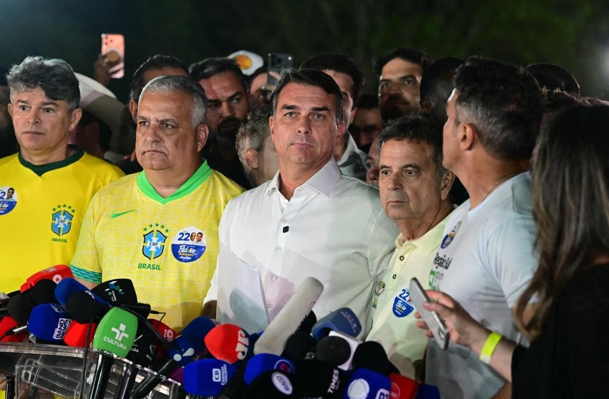 Flávio Bolsonaro afirma que vai pedir anulação das eleições após ser derrotado por Lula