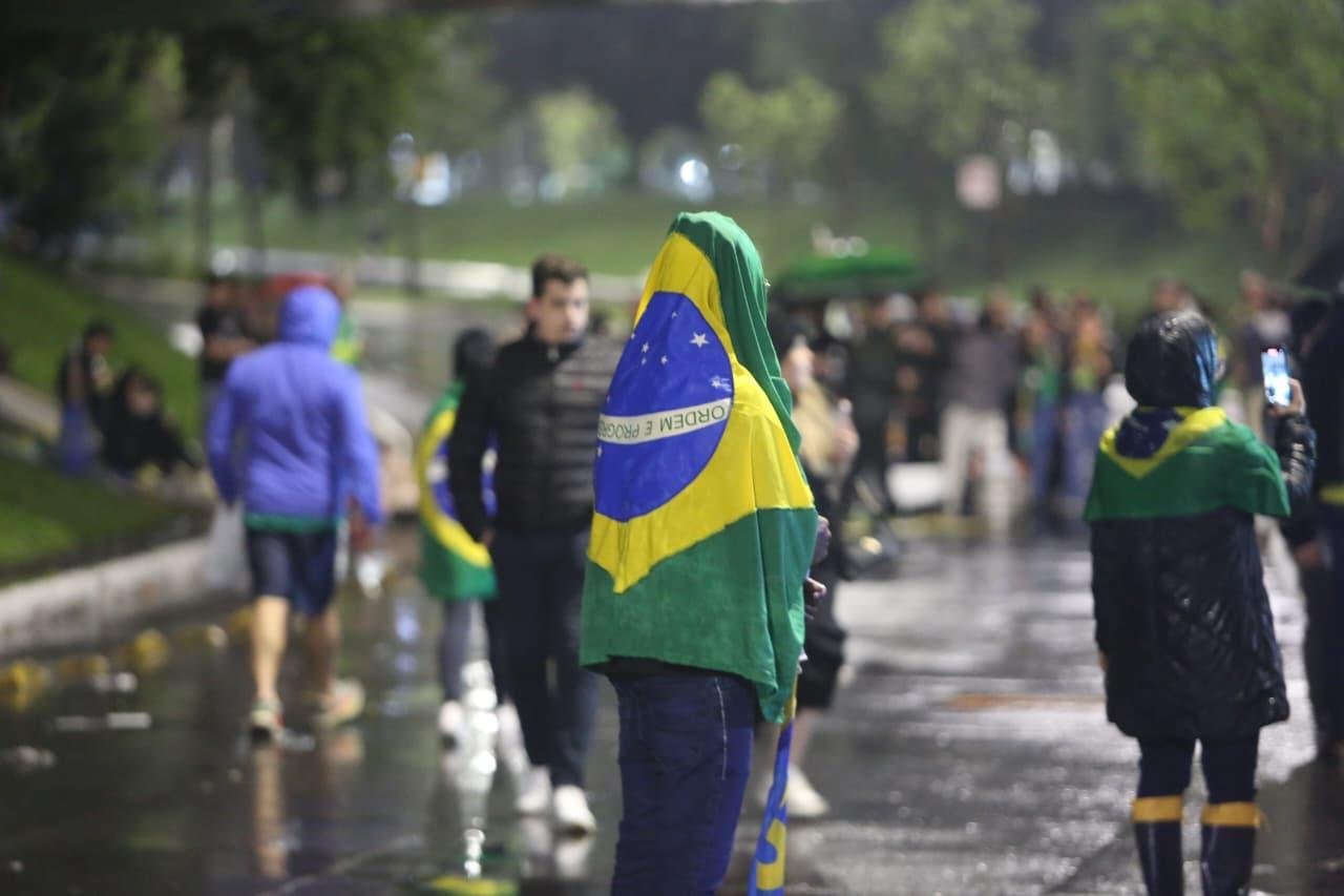 Apoiadores de Flávio Bolsonaro lamentam derrota no Parcão