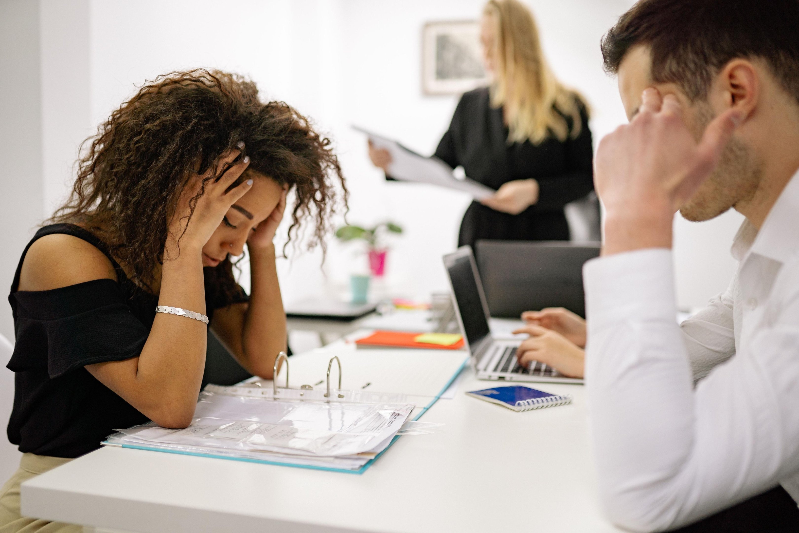 Situa&ccedil;&otilde;es de humilha&ccedil;&atilde;o e constrangimento no trabalho podem comprometer a sa&uacute;de emocional e a autoestima dos profissionais