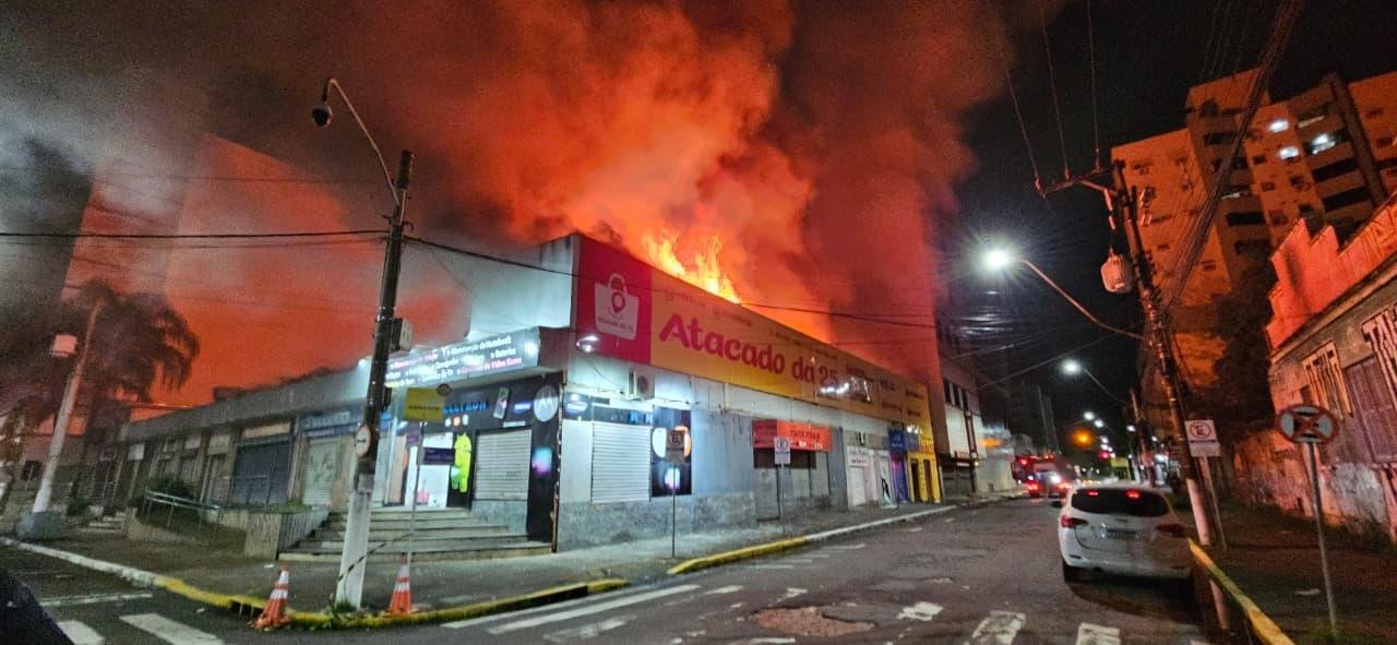 Foram usados cerca de 24 mil litros de &aacute;gua para combater as chamas