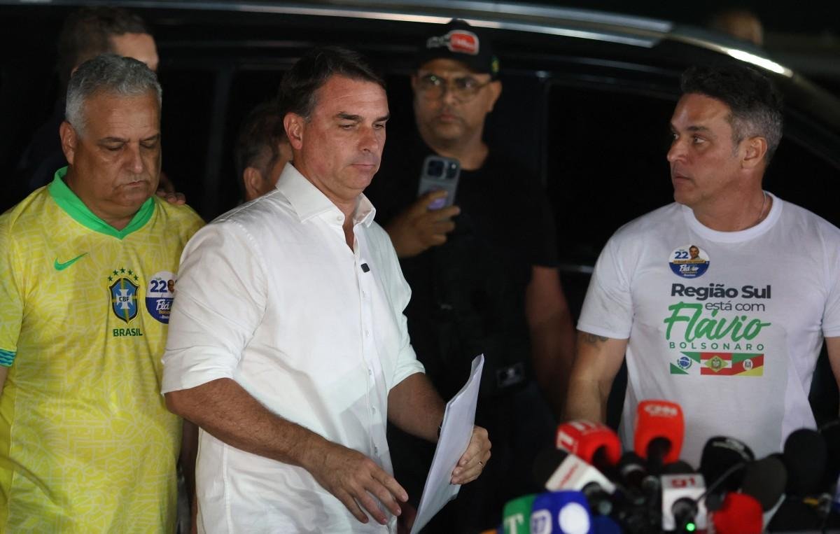 Duda Salabert pede apreensão de passaporte de Flávio Bolsonaro