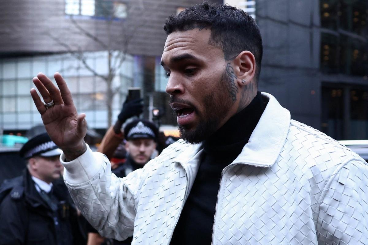 Brown evitou a pris&atilde;o ao ser sentenciado por um tribunal do Reino Unido, ap&oacute;s declarar-se culpado de uma infra&ccedil;&atilde;o contra a ordem p&uacute;blica ocorrida durante uma briga em uma boate de Londres, em 2023
