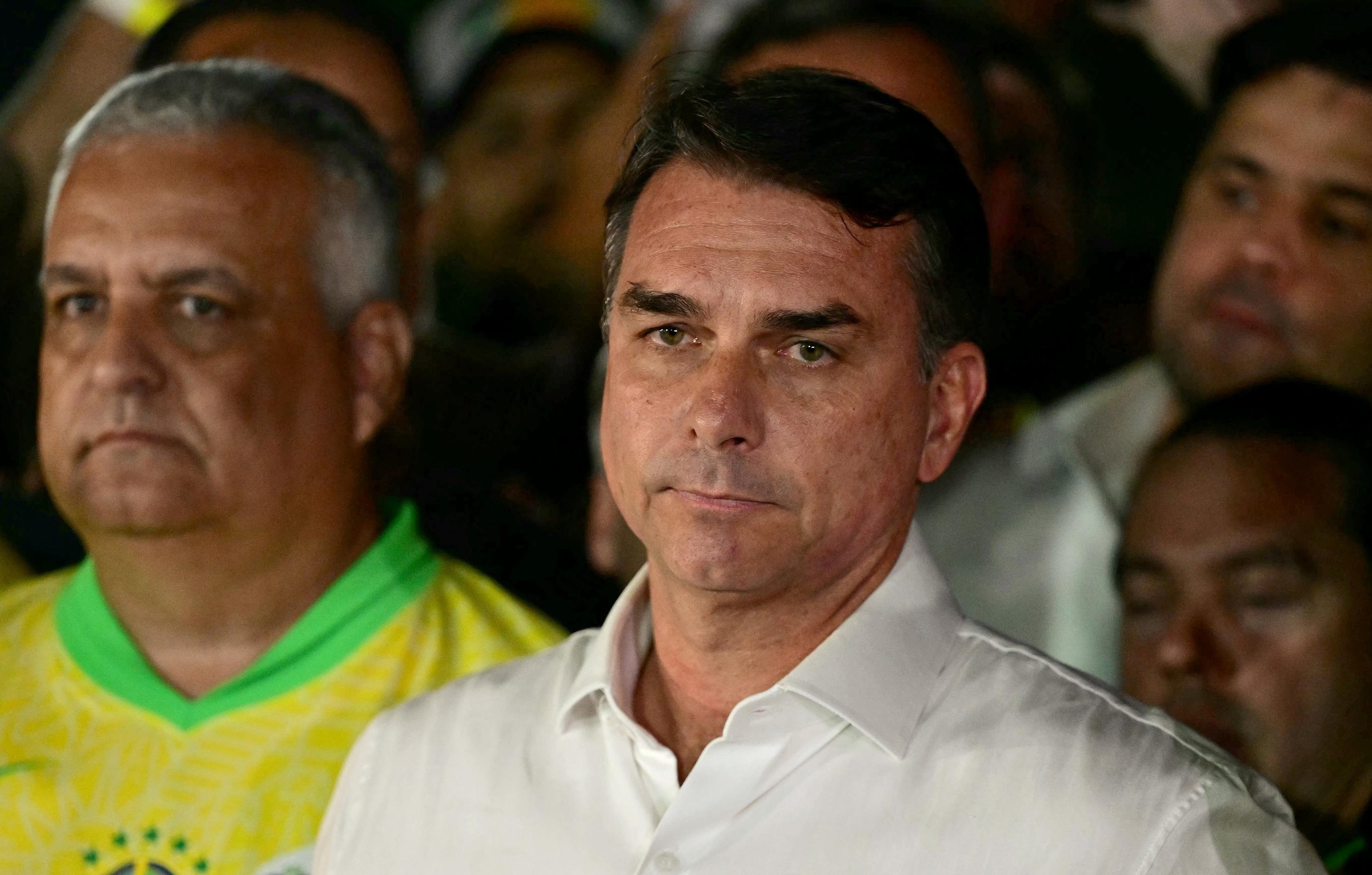 Pela primeira vez em 24 anos, Flávio Bolsonaro ficará sem cargo e sem foro privilegiado