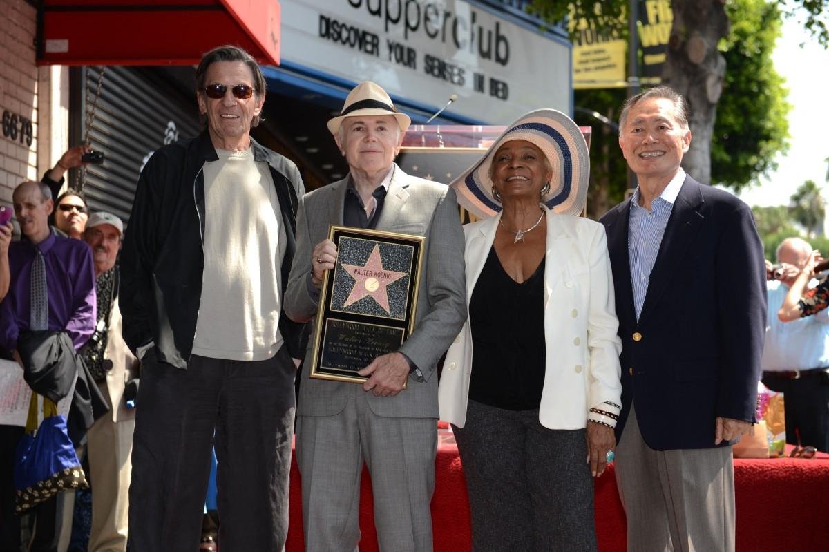 Estrelas da s&eacute;rie de televis&atilde;o original 'Star Trek'; Leonard Nimoy (E), Nichelle Nichols (2D) e George Takei (D) posam com o ator Walter Koenig (2E), quando ele foi homenageado com uma estrela na Cal&ccedil;ada da Fama de Hollywood, em Hollywood, em 10 de setembro de 2012.
