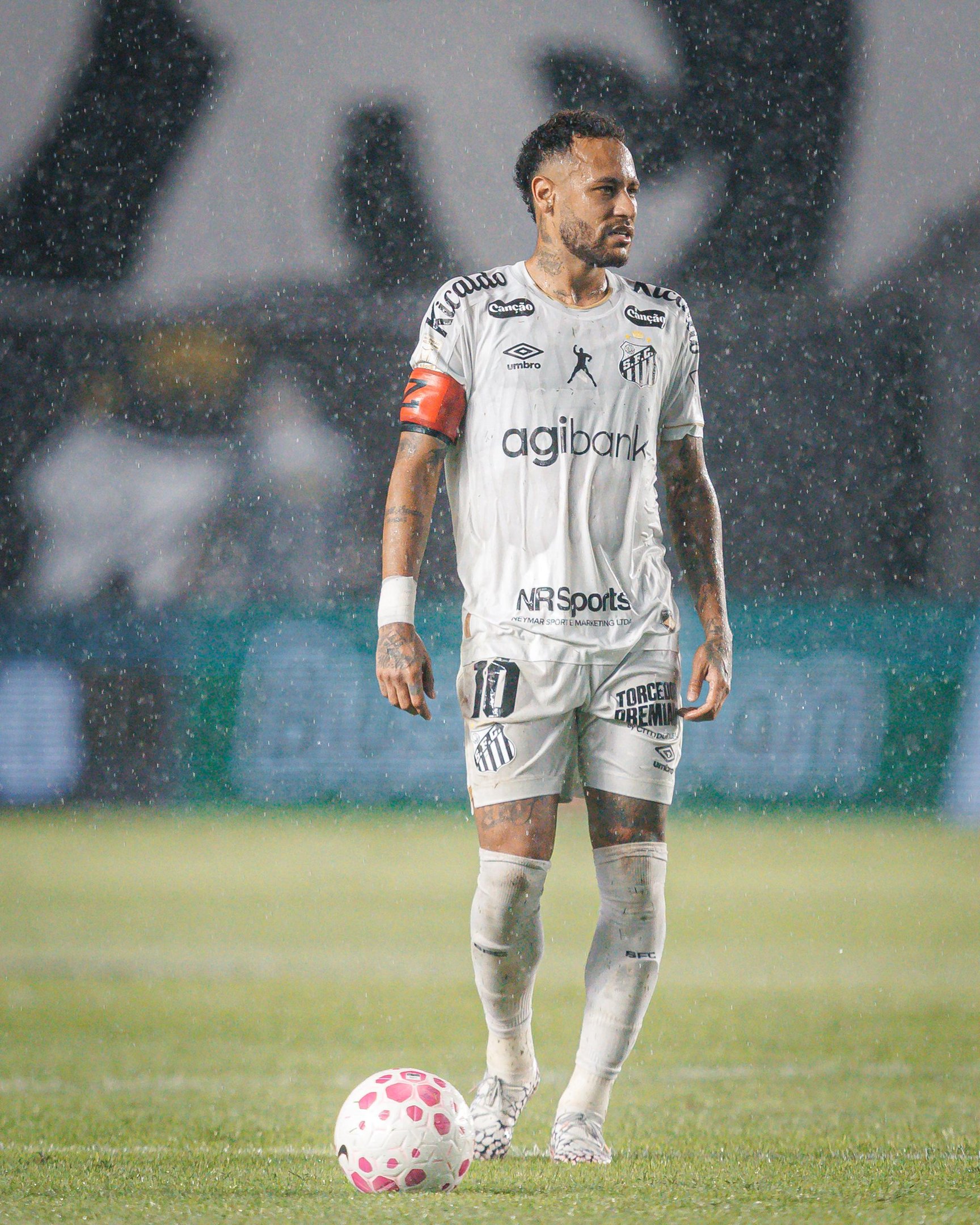 C&acirc;meras flagraram Neymar desferindo ofensas ao volante ap&oacute;s ter levado uma entrada mais dura