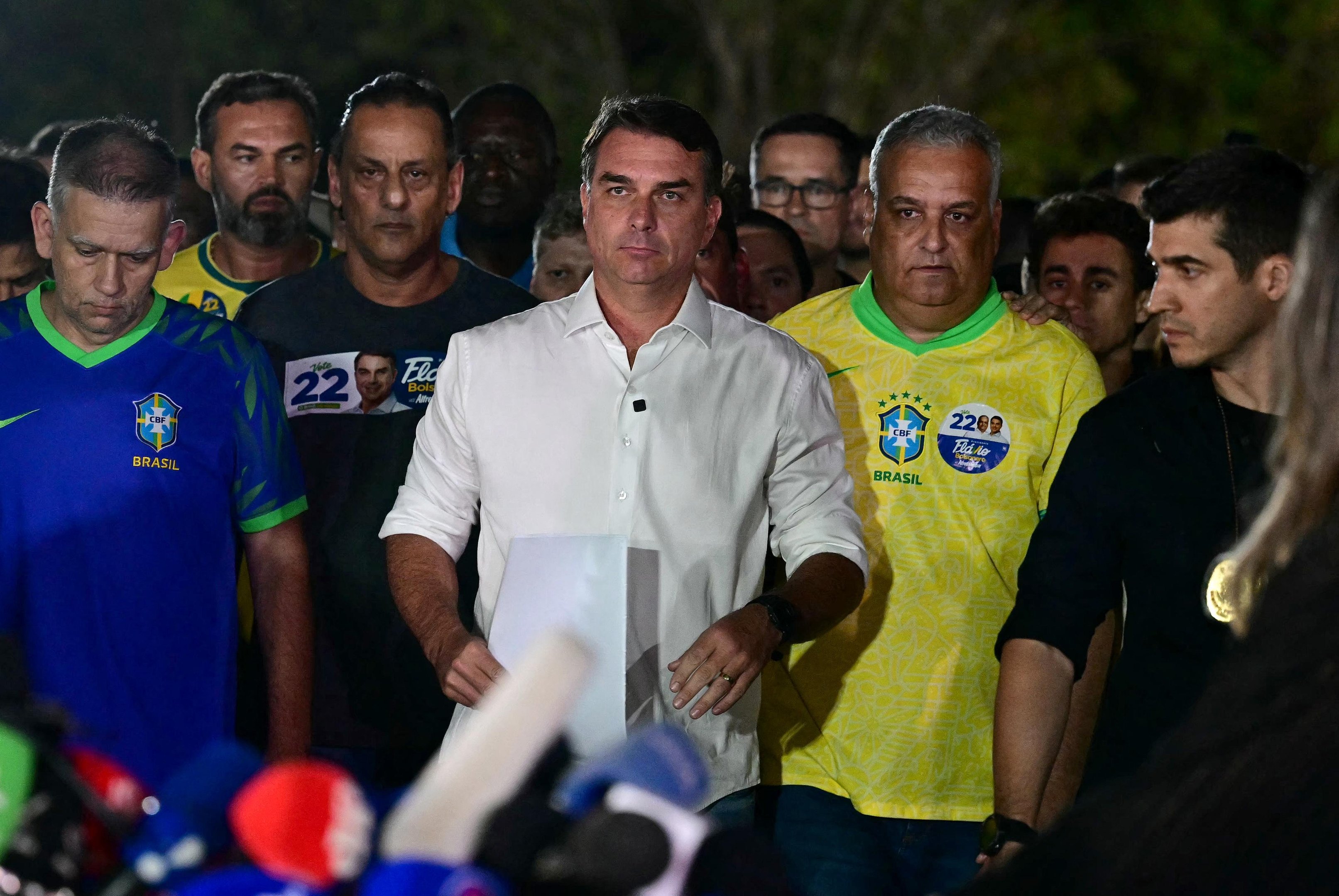 Flávio Bolsonaro diz que Moraes determinou entrega de passaportes após visita ao pai