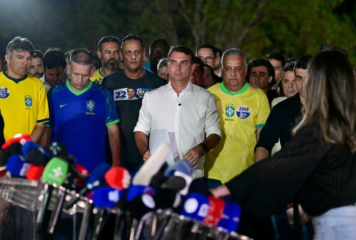 Flávio Bolsonaro diz que liderará oposição ao governo Lula