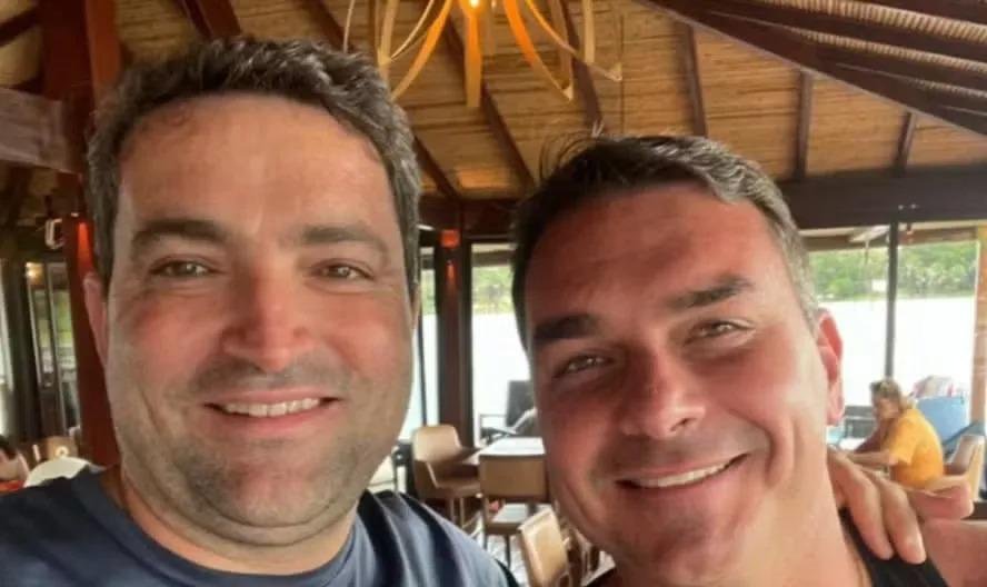 Moraes manda Flávio Bolsonaro entregar passaporte e não se comunicar com Willer Tomaz