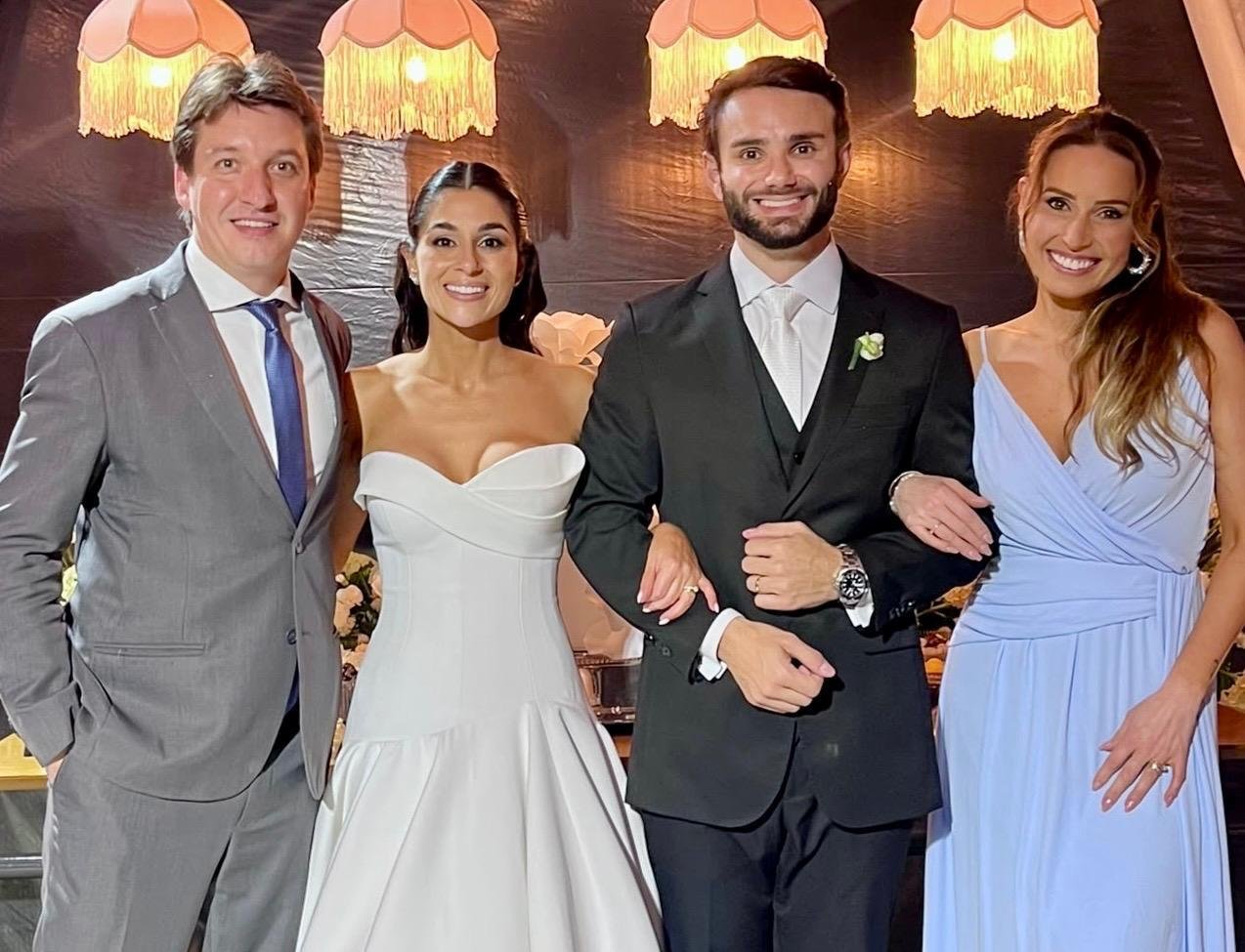 Matheus Becker com os rec&eacute;m-casados Julia e Bruno Tavares e Fernanda Krug na Vin&iacute;cola Marco Luigi, no Vale dos Vinhedos, em Bento Gon&ccedil;alves