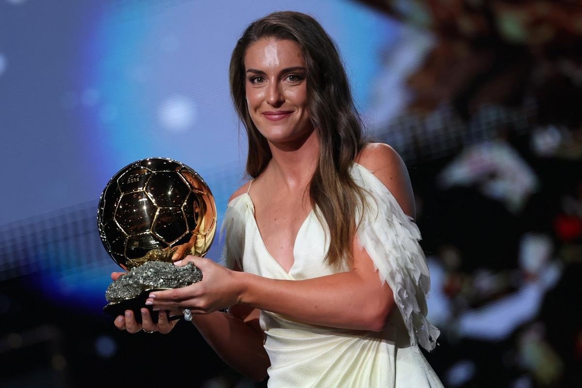 Jogadora espanhola do London City Lionesses &eacute; premiada ap&oacute;s les&otilde;es de Aitana Bonmat&iacute; e solidifica sua carreira