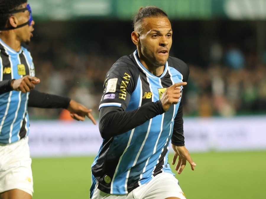 Grêmio vence o Coritiba e respira no Brasileirão