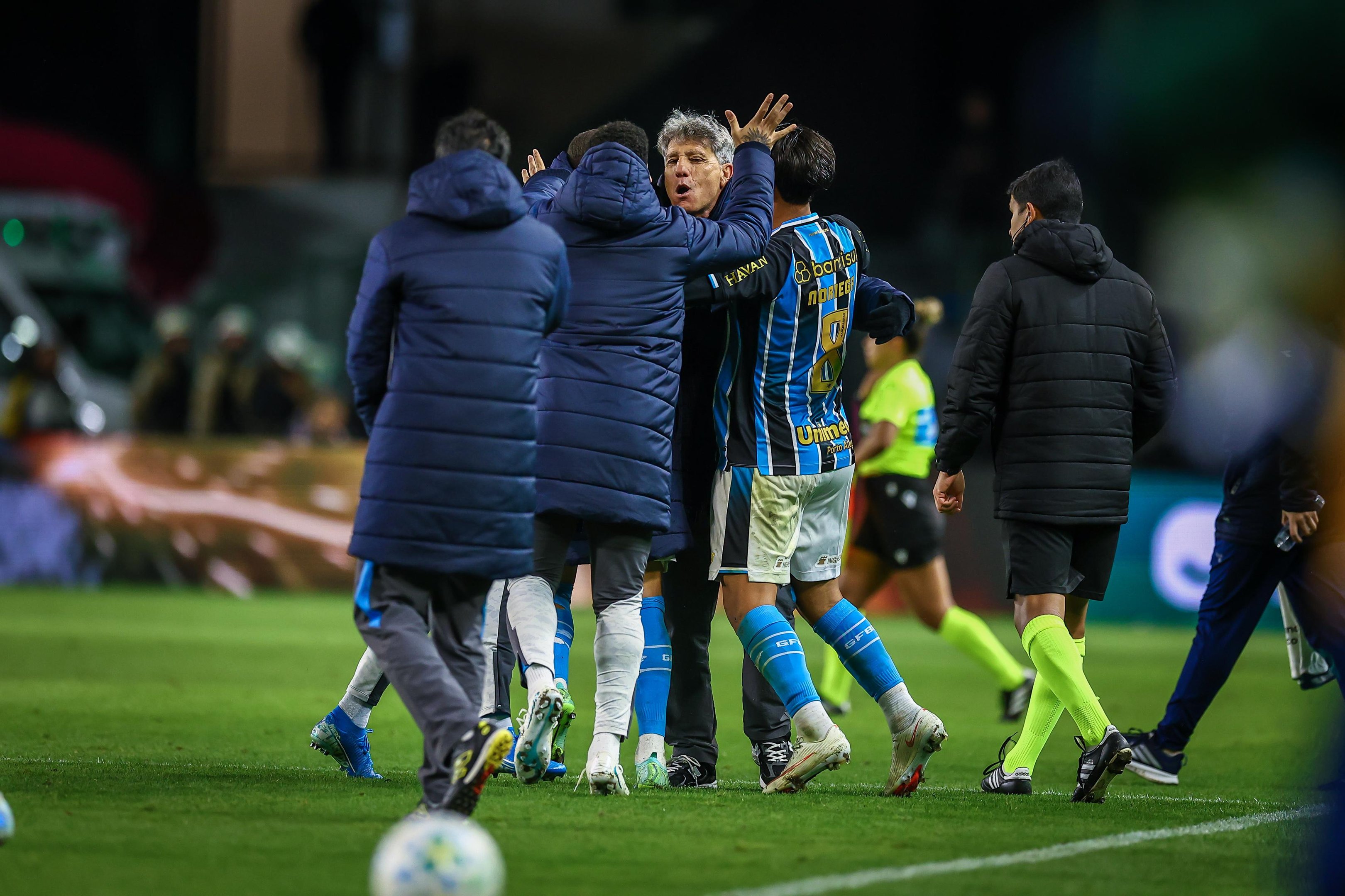 Renato comemora com os jogadores a vit&oacute;ria do Gr&ecirc;mio no Couto Pereira