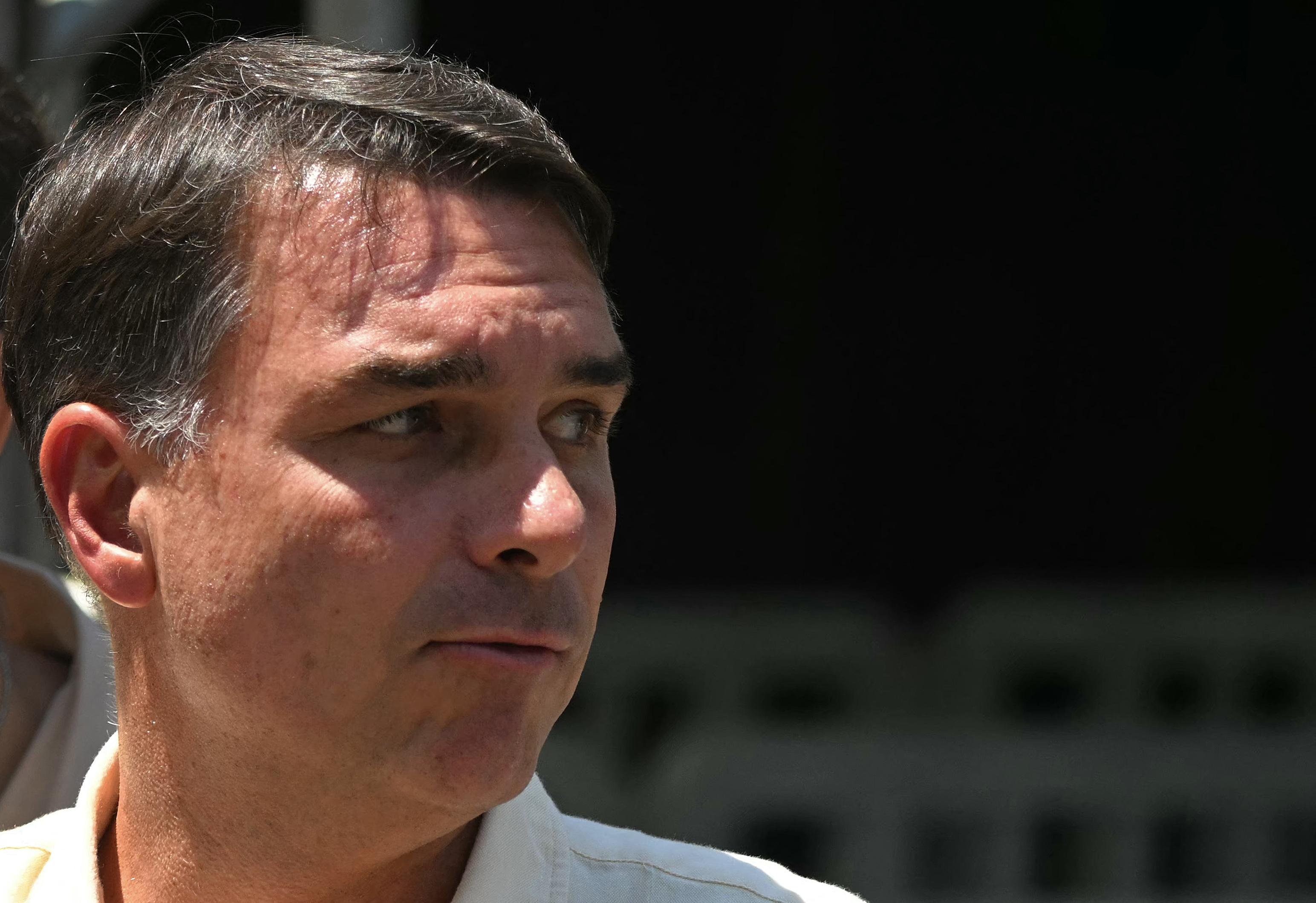 Flávio Bolsonaro teria deixado o Brasil pela Argentina rumo aos EUA, diz jornal argentino