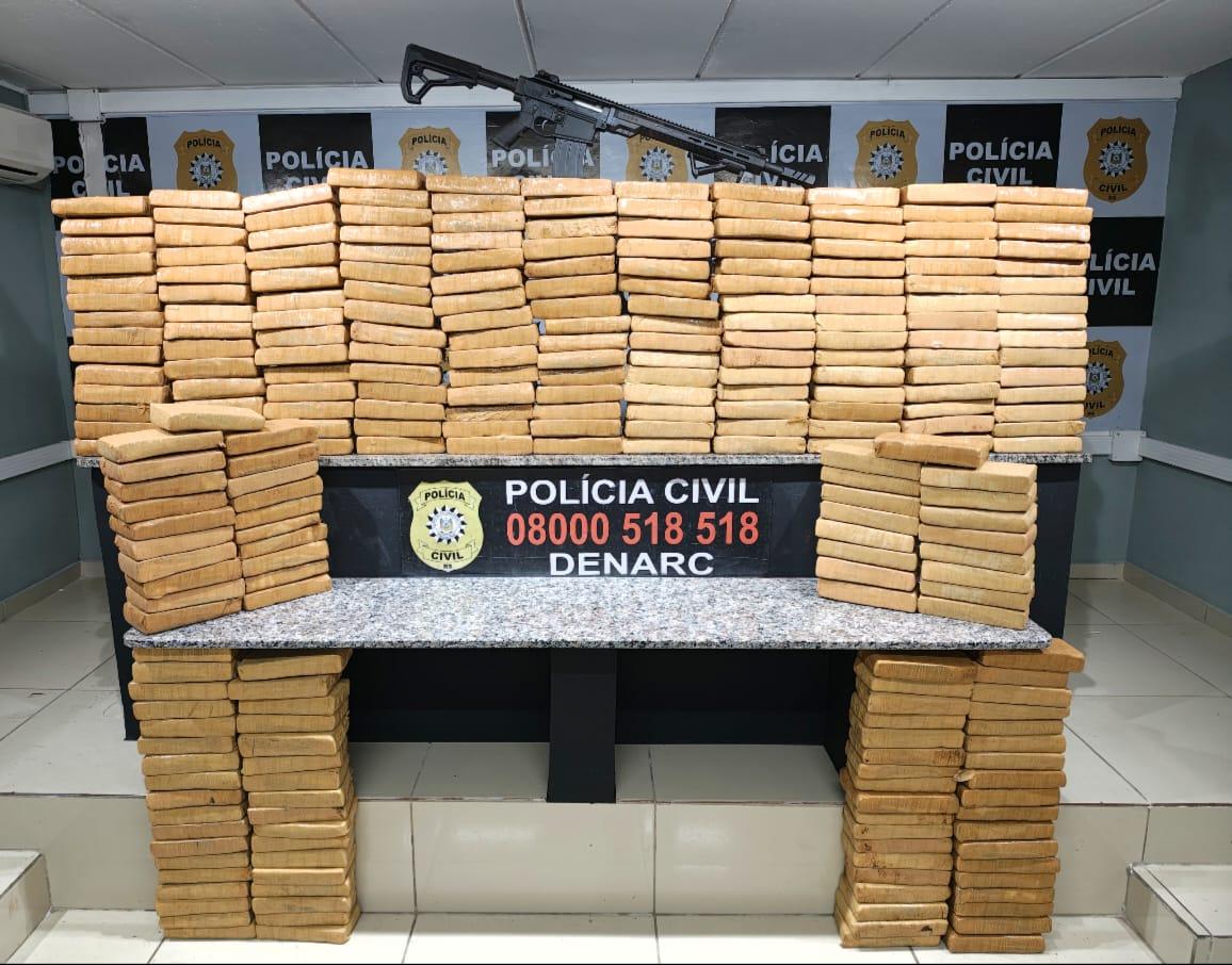 Polícia apreende quase 250 quilos de maconha e fuzil em carro roubado em Porto Alegre