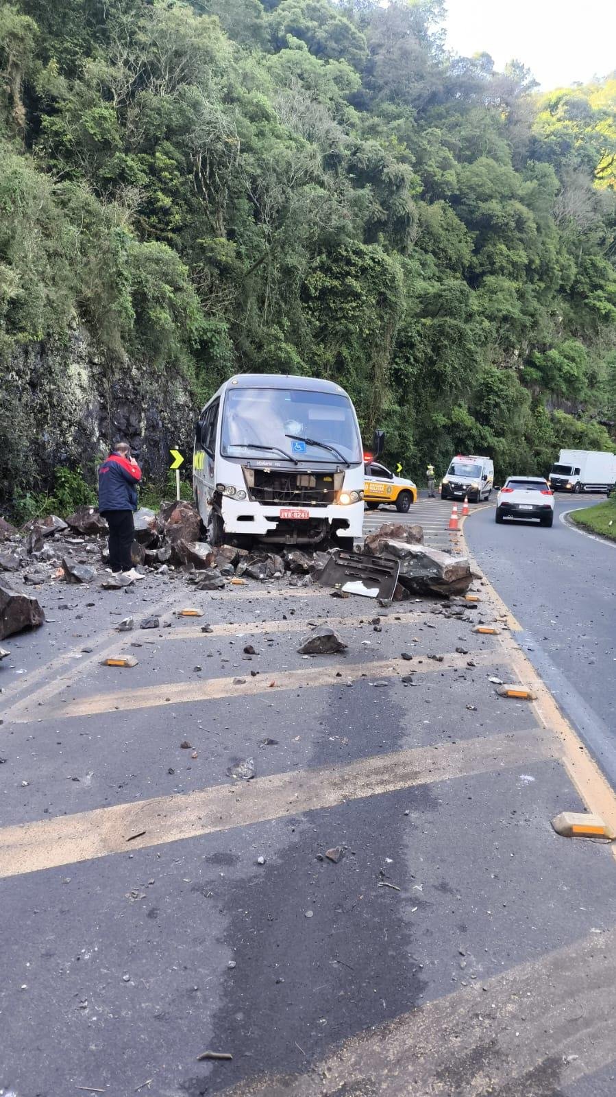 Micro-ônibus é atingido por queda de pedras em Gramado 