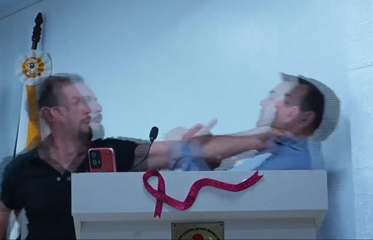 Vereador joga copo d’água em colega e sessão da Câmara termina em socos no interior do RS